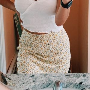 Holister skirt size small with yellow little flowers all over it
